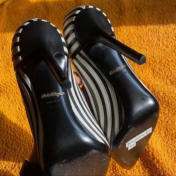 Authentic Salvatore Ferragamo Pointy-Toe Pump - Picture 2 of 4
